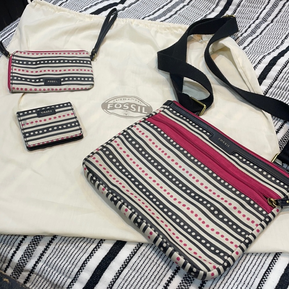 Fossil dotted 3 piece purse, please see pictures there is some discoloration.